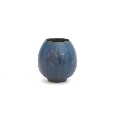 Lille blåglaseret Saxbo vase. Signeret Saxbo 499 ESTN. H: 6cm
