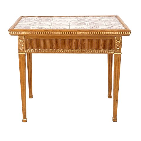 Louis XVI flisebord med talrige skæringer delvist forgyldt. Mangafarvede hollandske fliser. Danmark ca. år 1780. H: 72cm. Plade: 57x82cm