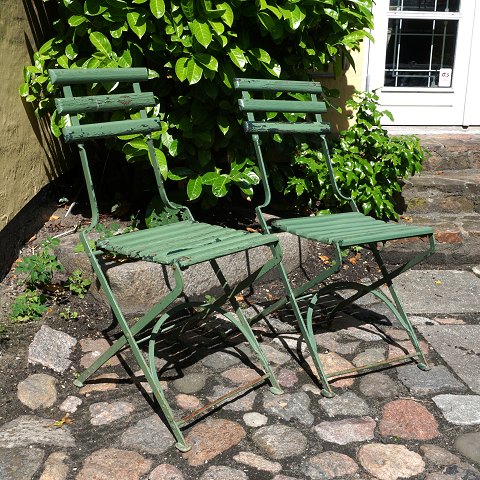 Sæt på ca. 55 havestole med jernstel og sæde og ryg af træ hidrørende fra Antwerpen ZooStolene fremstår originalt patineredeCa. 10 stk i afbildede lyse grønne farve. Resten i den mørkere grønne bundfarve