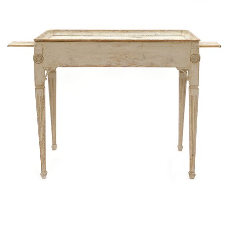Original dekoreret gustaviansk bakkebord med udtræk til lysestager. Let retoucheret. Sverige ca. år 1780. H: 76cm. Bakke: 85x51cm