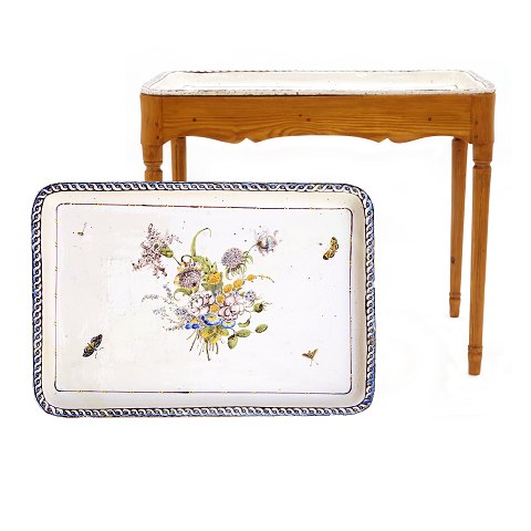 Marieberg fajancebord. Polykromdekoreret fajanceplade med motiv i form af blomsterbuket omgivet af sommerfugle. Louis XVI-understel. Marieberg ca. år 1770. H: 74cm. Plade: 61x88cm