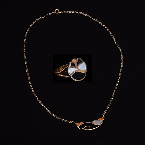 Set of gilt sterlingsilver necklace and ring with enamel. Made by Erik Magnussen for A. Michelsen, Copenhagen. Necklace L: 40cm. Ringsize: 50