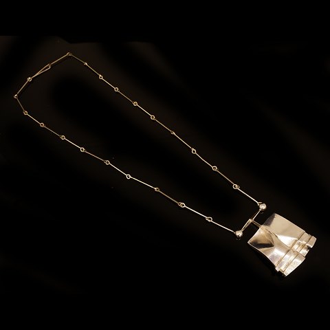 Lapponia halskæde i sterlingsølv dateret 1970. Vedhæng: 6,3x5cm. Halskæde L: 75cm