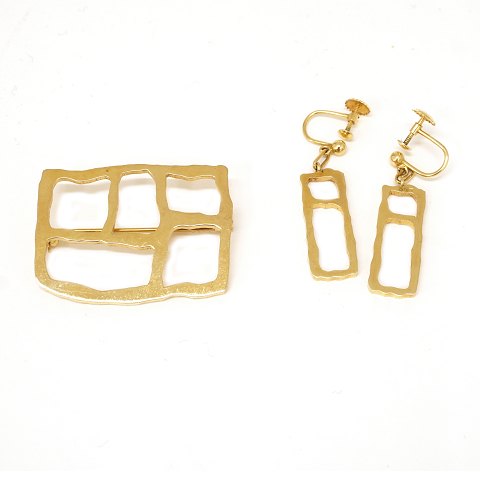 Set of 14kt gold brooch and earrings by Sven Haugaard, Denmark. Size brooch: 2,8x3,8cm
