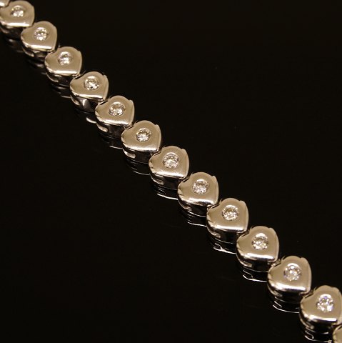 Tennisarmbånd i 14kt hvidguld med hjerteformede led prydet med 34 diamanter på hver ca. 0,03ct. I alt ca. 1,02ct. L: 19cm. Ledstr: 6x5mm