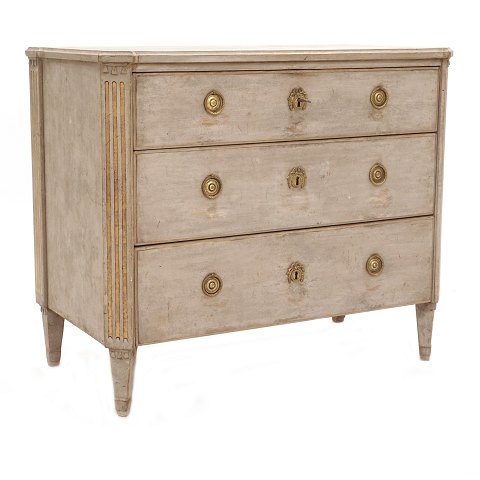 Gustavian chest of drawers with gilt canted fluted side posts. Sweden circa 1780. H: 84cm. Top: 99x54cm