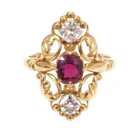 Georg Jensen vintage skønvirke ring i 14kt guld prydet med to diamanter på i alt ca. 0,7ct. Stemplet Georg Jensen perioden 1933-44. Leveres i original æske. Ringstr. 57