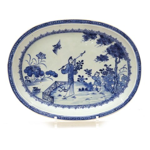 Ovalt dybt blådekoreret kinesisk fad i porcelæn. Qing dynastiet 18. århundrede. Mål: 33x25cm