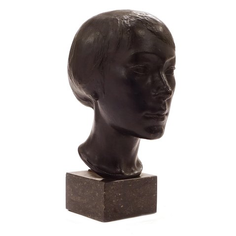 Gerhard Henning, Denmark, 1880-1967, bronze bust 
black patinated. Signed "G. Henning No II". H: 
32cm
