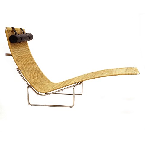 Poul Kjærholm PK 24 chaiselong / Hammock chair med 
peddigrør og stel i rustfrit stål. Nakkepude i 
sort læder. Produceret af Fritz Hansen. Design fra 
1965. H: 88cm. L: 150cm. B: 69cm