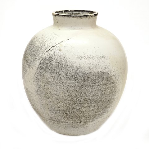 Svend Hammershøi for Kæhler stor vase i lys og 
sort dobbeltglasur. Signeret "HAK". H: 32cm