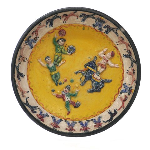 Steinzeug Platte von Bode Willumsen, 1895-1987, 
mit Reliefmotiven in Form Zirkusartisten. Signiert 
und datiert 1945. D: 32,5cm