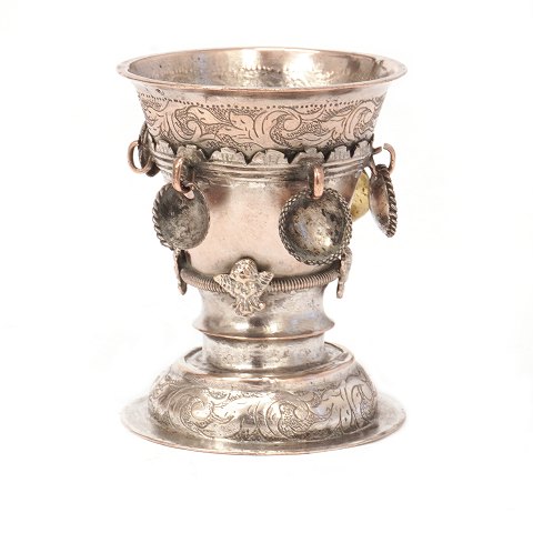 Small Norwegian silver cup circa 1720-40. H: 6,5cm