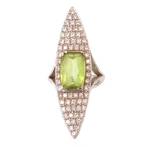 Georg Jensen 18kt weissgold Ring mit 66 Diamanten 
von je etwa 0,02 ct und einem Peridot. Gestempelt 
Georg Jensen & Wendel. Ringgr. 51