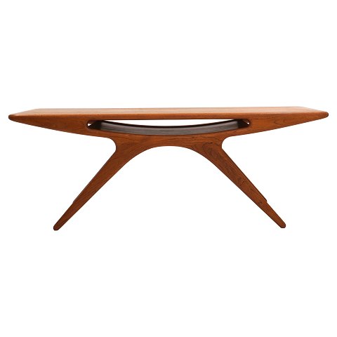 Johannes Andersen: Smilet. Sofabord i teak. 
Fremstår i pæn stand med original finér med små 
brugsspor. H: 49cm. Plade: 52x135cm