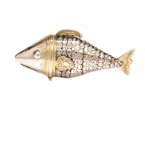 Riechdose in Form von einem Fisch von Berthold 
Sørensen Rosendahl, 1753-99, Apenrade. L: 8,5cm. 
G: 53,7gr