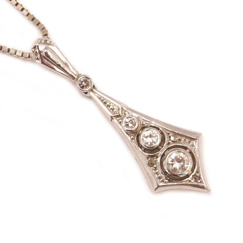 14kt white gold Art Deco pendant with four 
diamonds circa 1920-30. Size: 32x10mm