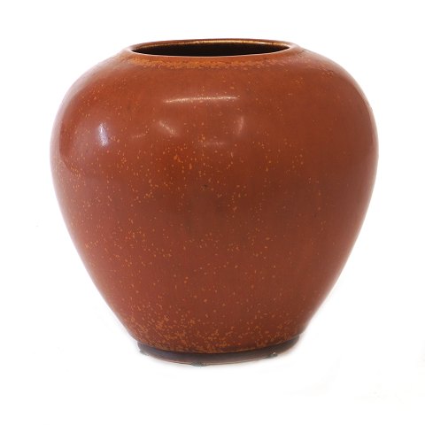 Saxbo stoneware vase redbrown glazed no. 16. H: 
16,5cm