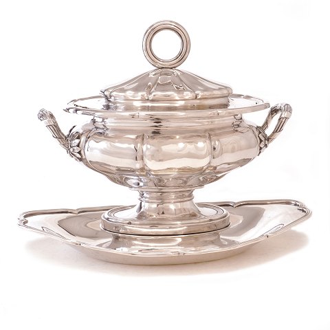 An important small partly gilt mid 19th century 
Russian caviar silver tureen. Weight: 1.760gr. 
Moscow circa 1850. Makers mark Sazikov. H: 20cm. 
L: 27cm