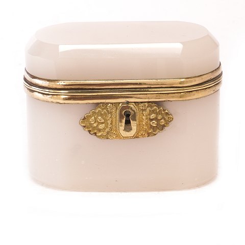 Mid 19th century French sugar box brass mounted. 
H: 8cm. W: 10,5cm