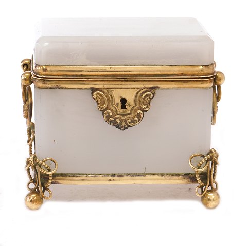 Mid 19th century French sugar box brass mounted. 
H: 9,5cm. W: 11,5cm