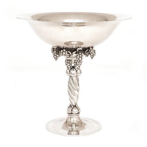 Georg Jensen Traubenaufsatz aus leicht gehämmerten 
Sterlingsilber in der Übergrösse 264B. H: 31cm. G: 
1.842gr. D Schale: 31cm