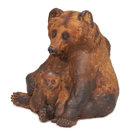 Large Jeanne Grut bear figurine.
Jeanne Grut for Royal Copenhagen. Large stoneware 
figurine in the shape of a mother bear with two 
cubs.
Signed.
H: 32cm. W: 30cm. D: 35cm