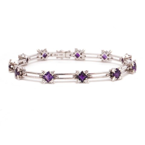 18kt Weissgold Armband mit 11 Amethysten flankiert 
ovn 44 Diamanten von ca. 0,03ct je. L: 18,5cm