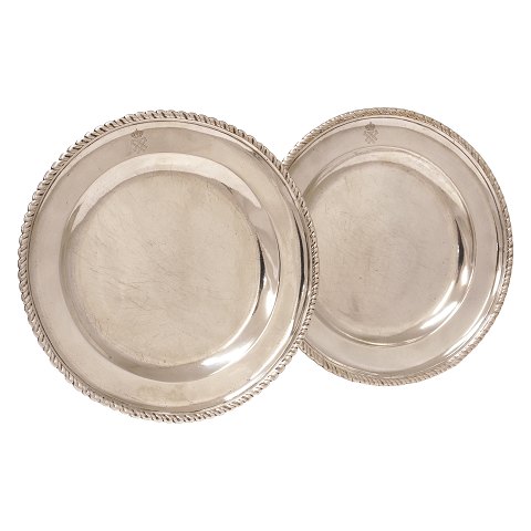 Pair of royal silver plates dated 1796. D: 25cm. 
W: 1.196gr