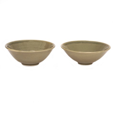 Pair of small stoneware bowls by Per Weiss. Signed 
Weiss 20. H: 6cm. D: 14,5cm