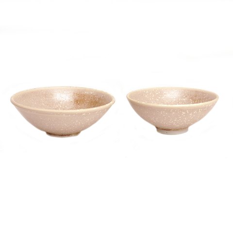 Pair of small stoneware bowls by Per Weiss. Signed 
Weiss 20. H: 5cm. D: 12,5-13,5cm