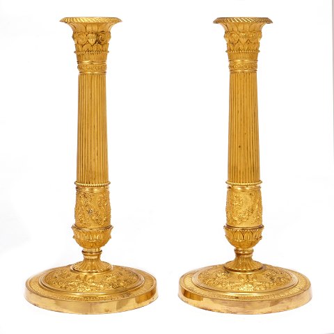 Ein Paar feuervergoldete Empire Bronzenleuchter. 
Frankreich um 1810. H: 28cm