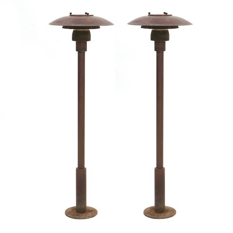 Ein Paar patinierte Gartenlampen von Poul 
Henningsen, 3/2,5. H: 90cm