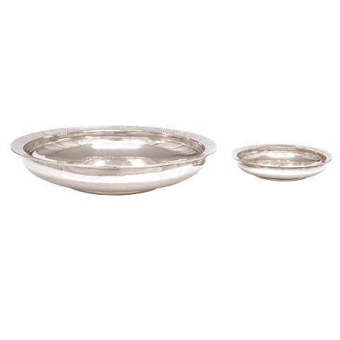 Sæt på to Hans Hansen sterlingsølv skåle med 
graverede faner. Stemplet Hans Hansen og dateret 
1948. H hhv: 2,5 & 5cm. D hhv: 13 & 24cm. V: 872gr