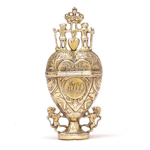 Forgyldt Amageræg med krone, vildmænd og løver. 
Mester Martin Westrup, København, 1788-1838. 
Dateret 1805. H: 10,1cm