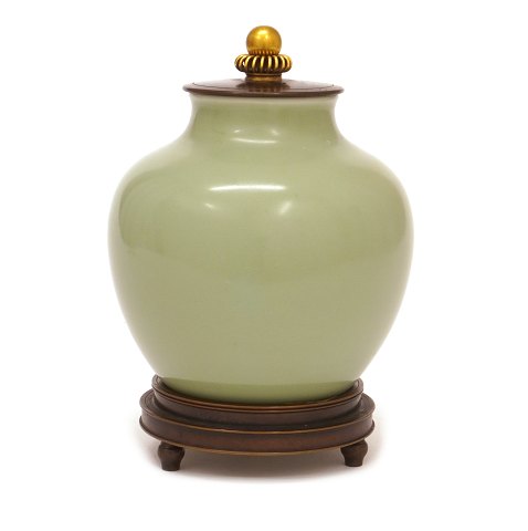 Steinzeug Vase von Royal Copenhagen mit 
Bronzenmontierung. Datiert 1935. H: 17,5cm