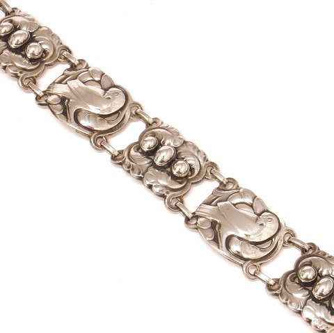 Kraftigt leddelt Georg Jensen armlænke #14 fra 
perioden 1933-44 med kasse- og sikkerhedslås. God 
Stand. L: 19,5cm