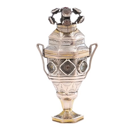 Danish silver vinaigrette by Hans Jürgen 
Mathiesen, Sønderborg, 1808-23. H: 11,5cm