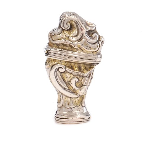 Hovedvandsæg i delvist forgyldt sølv af Niels 
Pedersen Kiærulf, 1750-52, Hjørring. H: 6,5cm