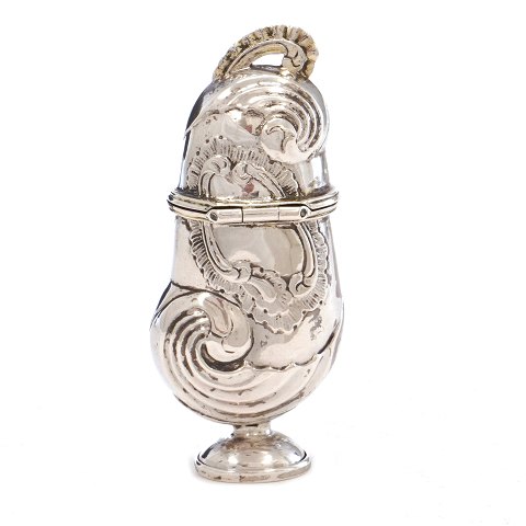 Hovedvandsæg i sølv såkaldt "Haneæg". Mester 
Joachim Weller, 1754-92, Holstebro. H: 8,2cm