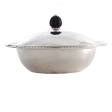 Georg Jensen Sterlingsilber Deckelschale 290. 
Periode 1915-30. H: 13cm. D: 23cm