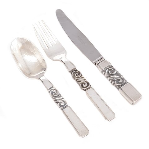Johan Rohde for Georg Jensen Scroll Sterlingsilver 
cutlery. 6 Knifes (L: 19,5cm), 6 forks (L: 18cm)  
and 6 spoons (L: 17cm)