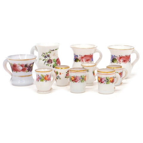 Sammlung von zehn emailledekorierten Opalinengläsern um 1860-80. H: 4,5-8,5cm