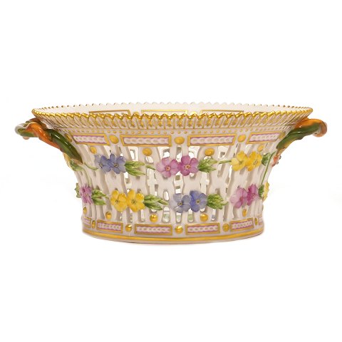 Flora Danica fruit bowl 3532 by Royal Copenhagen. H: 8,5cm. D: 18,5cm