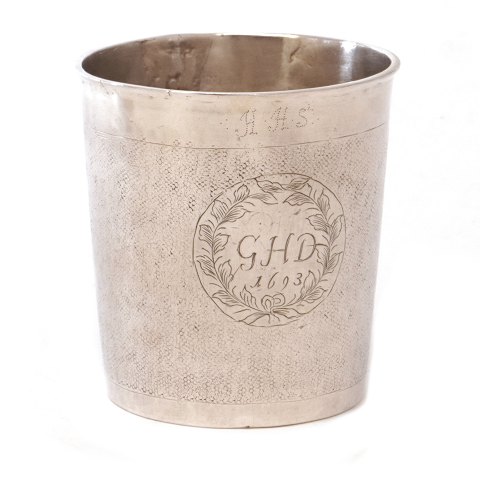 Barokt nålepunlset sølvbæger af Joducus Henricus Mundt, 1682-1702, København. H: 8cm