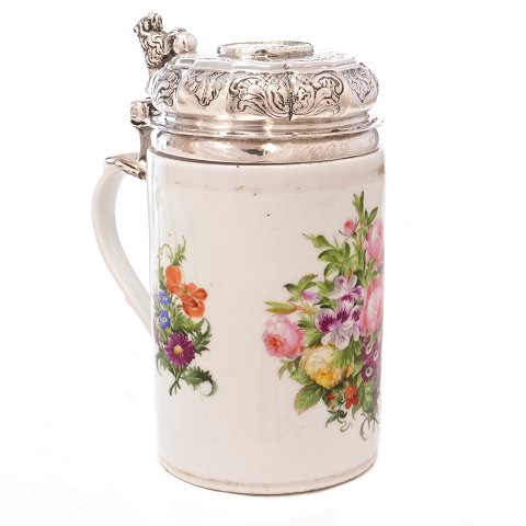 Early Royal Copenhagen porcelain cup with silver lid by Detlef Pape, Copenhagen, 1750s. H: 21cm