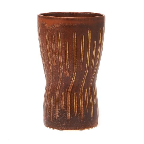 Saxbo vase af Eva Stær Nielsen nr. 174 dekoreret med riflet mønster. H: 19,5cm