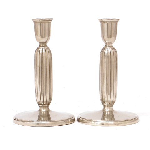 Et Par Just Andersen Art Deco lysestager udført i tin. H: 16cm