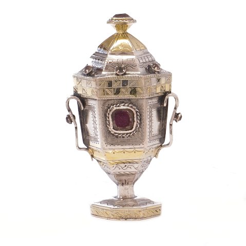 Hovedvandsæg i delvist forgyldt sølv udført af Christian Andersen, Leck, ca. år 1800-20. H: 9,4cm