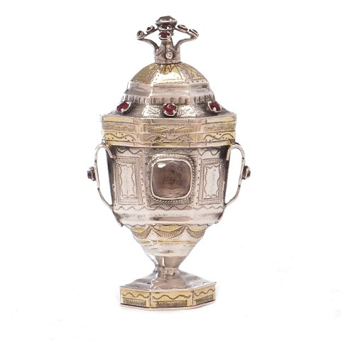 Hovedvandsæg i delvist forgyldt sølv udført af Martin Petersen Hommelhoff, Tønder, ca. år 1820. H: 9,5cm